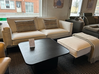 Milano 3 personers sofa | cremefarvet bucle med puf 