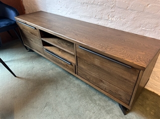 Arno TV-bord | Røget finish m. industrielt design