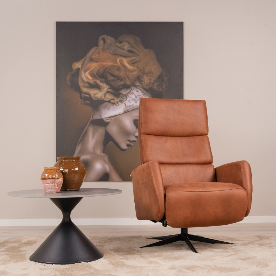 Scandinavian Living Kalle lænestol m. indbygget fodskammel - Cognac - small | Møbelsalg.dk