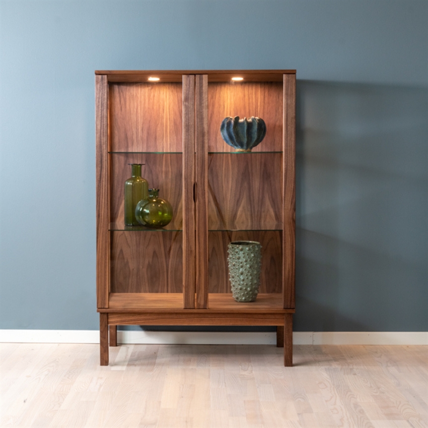 Klim Furniture | V302 Vitrine | Valnød Olie