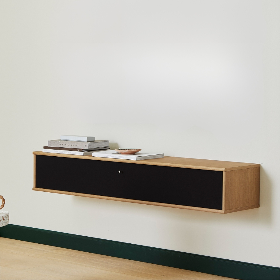 Mistral AV TV Møbel - Olieret eg m. sort front 133 cm x 23 cm x 32.5 cm | Møbelsalg.dk