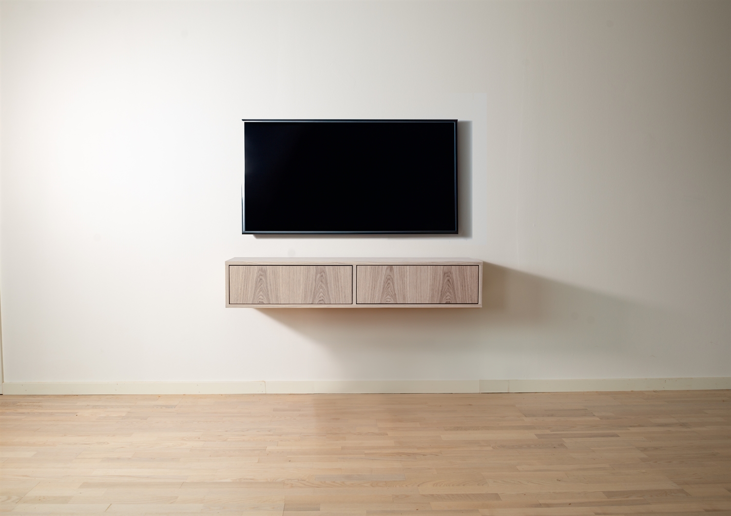 Klim Furniture - Væghængt TV - bord - Eg hvidolie 120 cm x 22 cm x 33 cm | Møbelsalg.dk