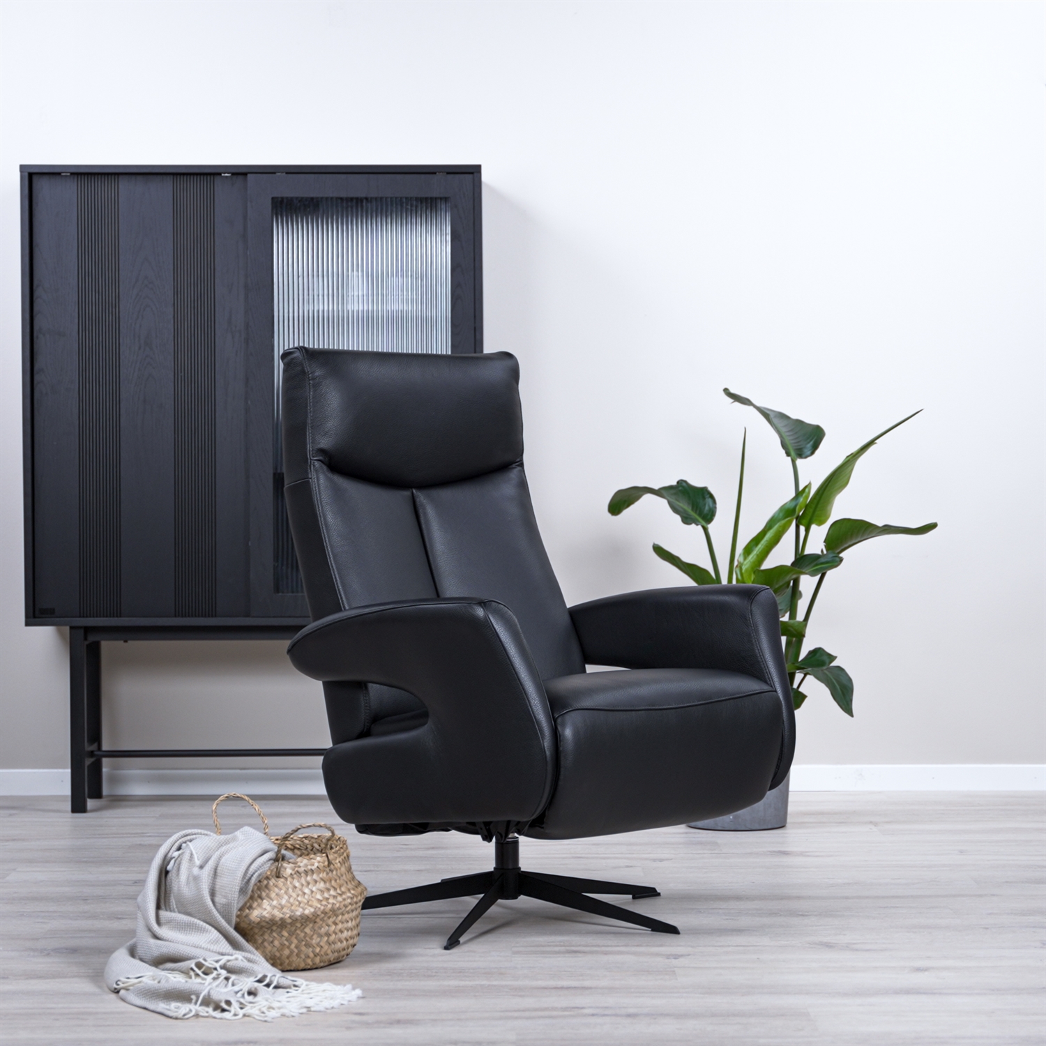 Nordic Design David Lænestol med Indbygget Fodskammel  Sort Soleda Læder | Møbelsalg.dk